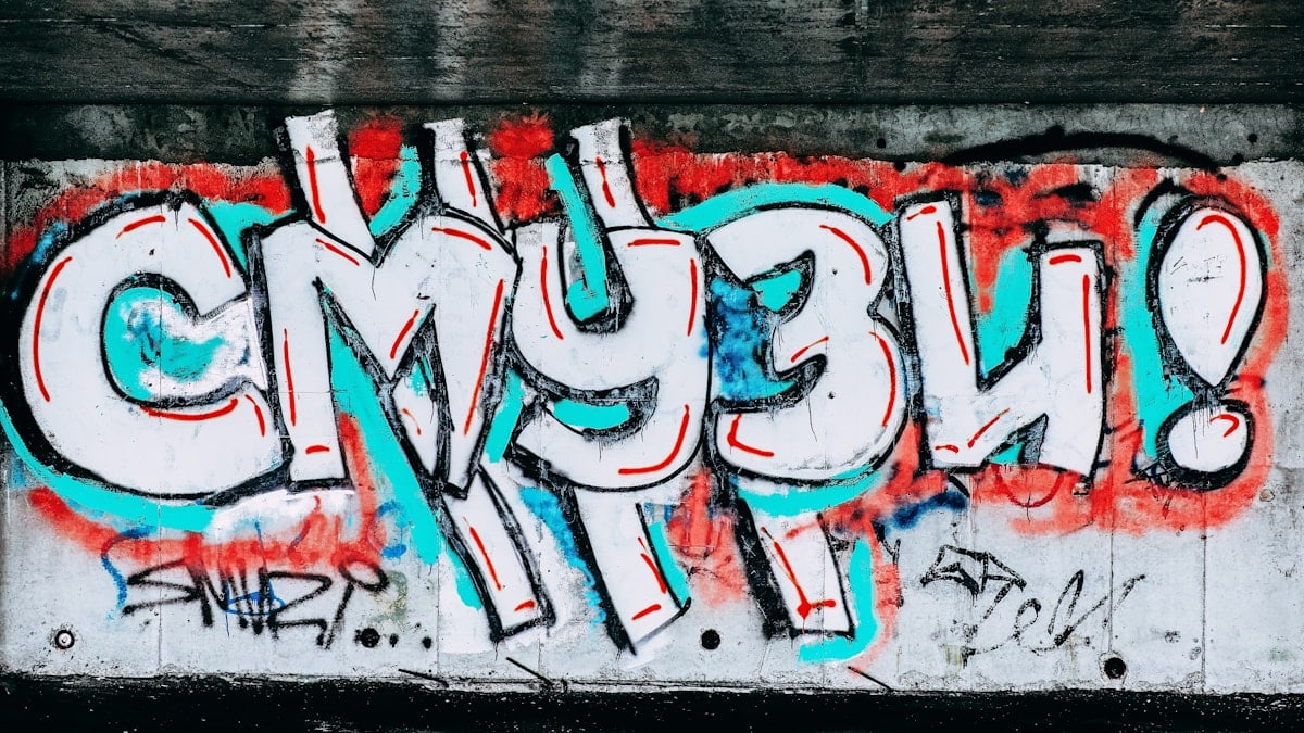 Graffiti that says "smoothie" (смузи) in russian. Abstract grunge background with an inscription in russian